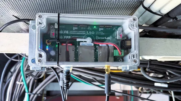 Na plovbo pripravljeni sprejemnik GNSS s pomnilnim vezjem.