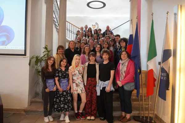 Sodelujoča skupina študentov na projektu Strategije posredovanja pri poučevanju italijanščine v večjezičnih okoljih in multimediji: komuniciranje in mediji.