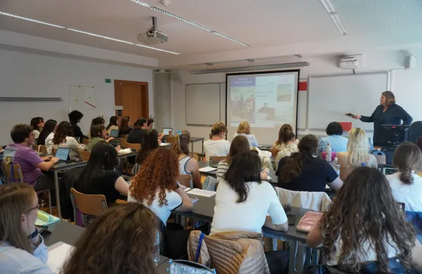 Študenti med predavanjem medkulturne komunikacije.