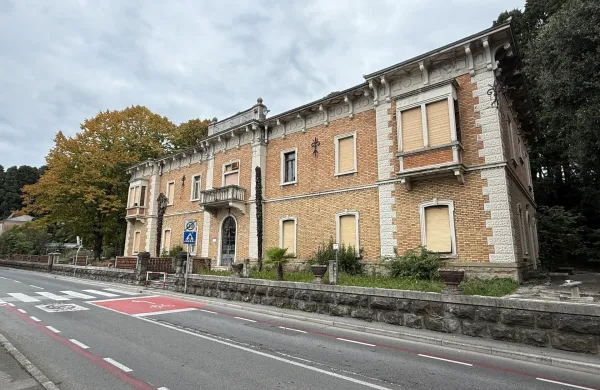 Stavba Droge, ki jo je kitajski podjetnik kupil za milijone, gre na dražbo