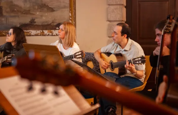 Iz naročja, objeta z obema rokama, med navdušeno občinstvo