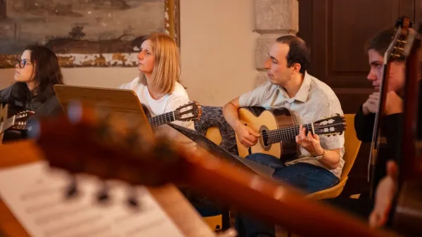 Iz naročja, objeta z obema rokama, med navdušeno občinstvo