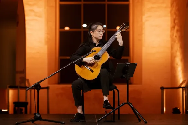 Iz naročja, objeta z obema rokama, med navdušeno občinstvo