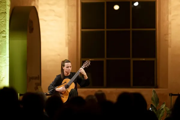 Iz naročja, objeta z obema rokama, med navdušeno občinstvo