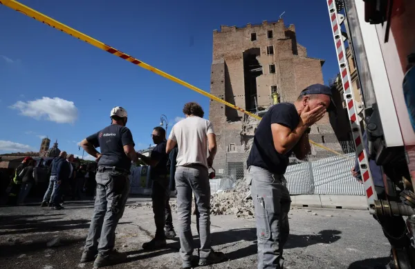 Stolp, ki je bil zgrajen v zgodnjem 13. stoletju, se nahaja v bližini rimskega koloseja, ki je ena od najbolj priljubljenih turističnih točk v Italiji.