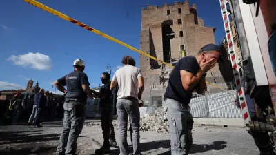 Stolp, ki je bil zgrajen v zgodnjem 13. stoletju, se nahaja v bližini rimskega koloseja, ki je ena od najbolj priljubljenih turističnih točk v Italiji.
