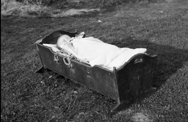 SEM (avtorica F.Šarf, Račice 1955)Čeprav uradno prepovedane, so babice na podeželju še desetletja ohranjale tradicijo pomoči pri rojstvu.