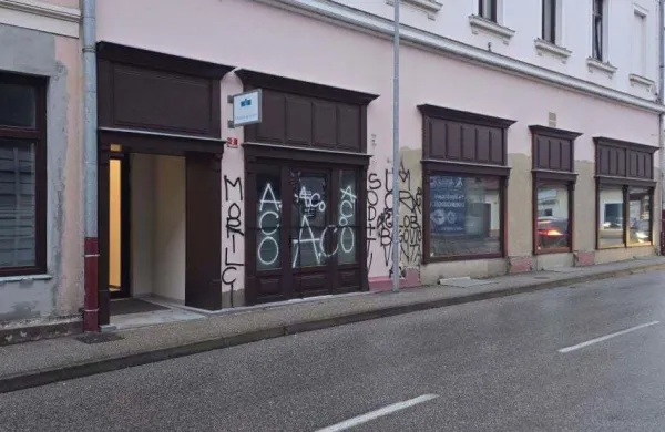 Pografitiran vhod v pisarno poslanske skupine Gibanje Svoboda v Brežicah.