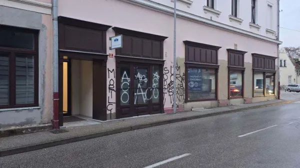 Pografitiran vhod v pisarno poslanske skupine Gibanje Svoboda v Brežicah.