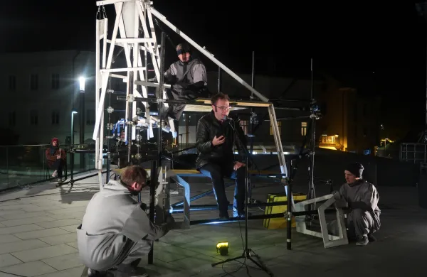 Na razcepu med preteklostjo in (brez)prihodnostjo