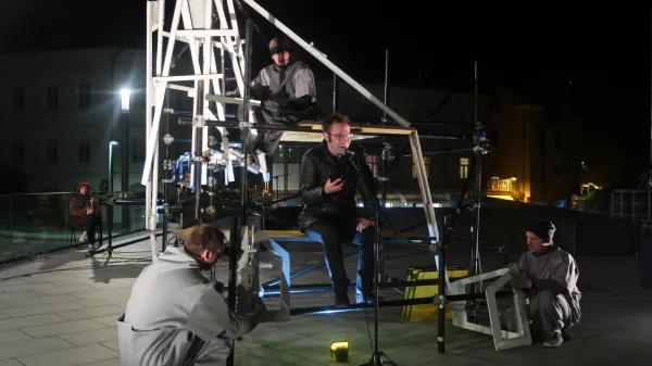 Na razcepu med preteklostjo in (brez)prihodnostjo