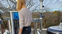 Soavtorica članka menja filtre na strehi merilnega mesta v Novi Gorici.