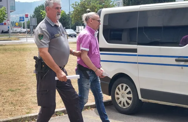 Je brata napadel z nožem, ko je ležal?