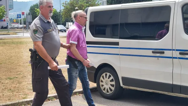 Je brata napadel z nožem, ko je ležal?