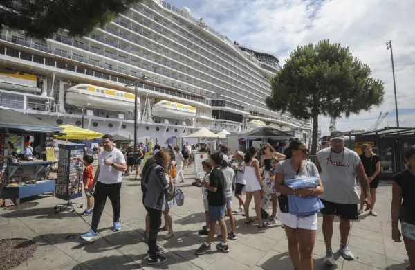 ﻿Koper, 07.03.2024Luka Koper, potniški terminal, potniška ladja Norwegian Viva, turisti