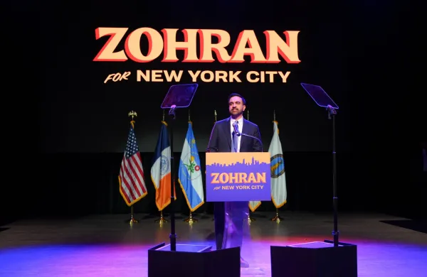 Zohran Mamdani je Trumpovim grožnjam navkljub uspel prepričati večino volilcev.