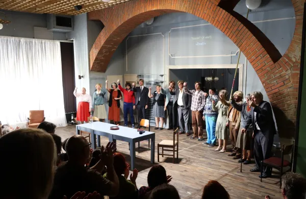 Rdeči čeveljčki stkejo Novo Gorico in Novi Sad, saj vse poti vodijo v Gorici