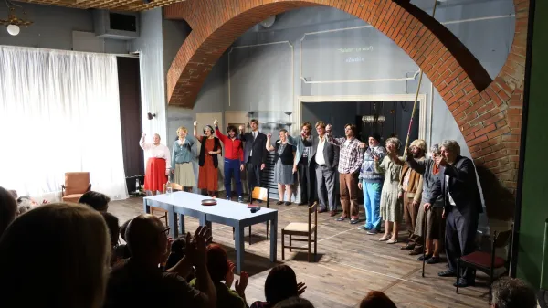 Rdeči čeveljčki stkejo Novo Gorico in Novi Sad, saj vse poti vodijo v Gorici