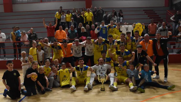 Bronx v četrtfinalu, Oplast pa ne