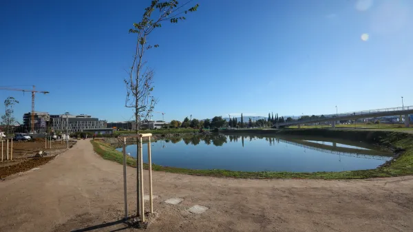 Nekdaj je bila močvara, danes pa urejeno sprehajališče ob vodi