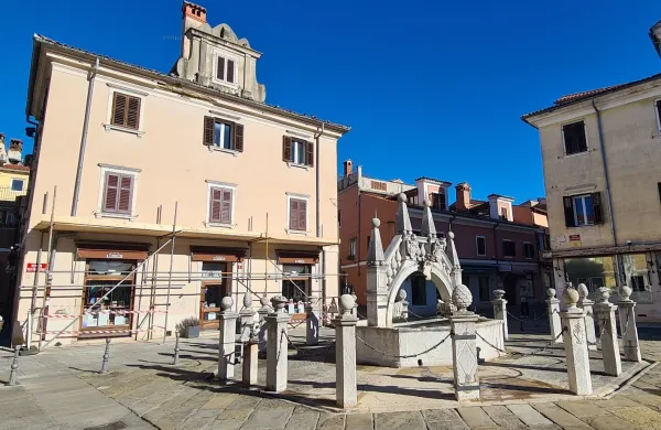 Vodnjak Da Ponte je cel, skupil jo je ulični steber
