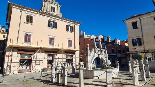 Vodnjak Da Ponte je cel, skupil jo je ulični steber