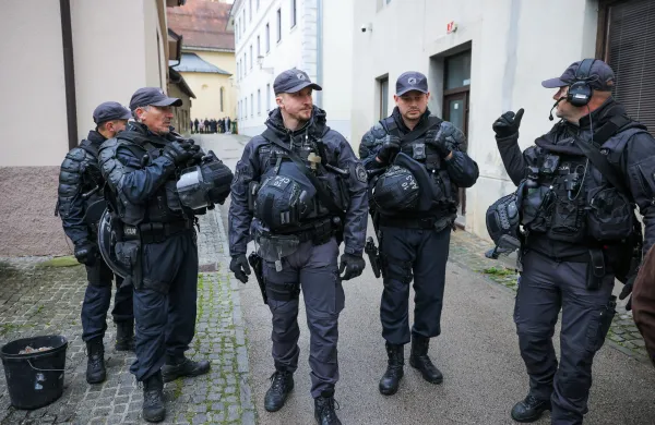 Od nedelje je moč opaziti povečano število policistov na novomeških ulicah.