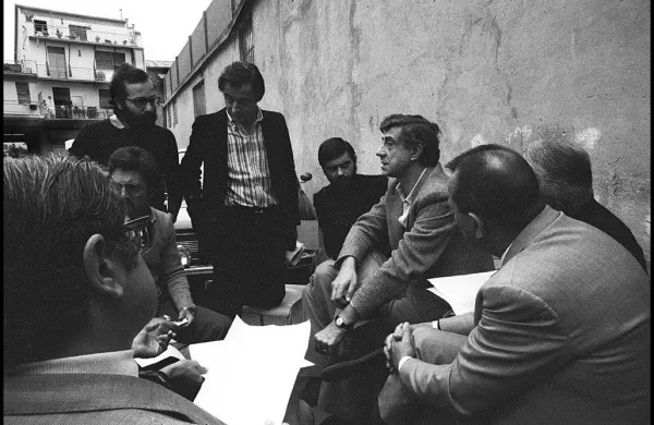 Italijanski psihiater, intelektualec in humanist Franco Basaglia (1924-1980), na fotografiji tretji z desne.