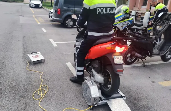 Policija pogosto zaseže skuterje, ki presegajo najvi&scaron;jo hitrost 25 kilometrov na uro.