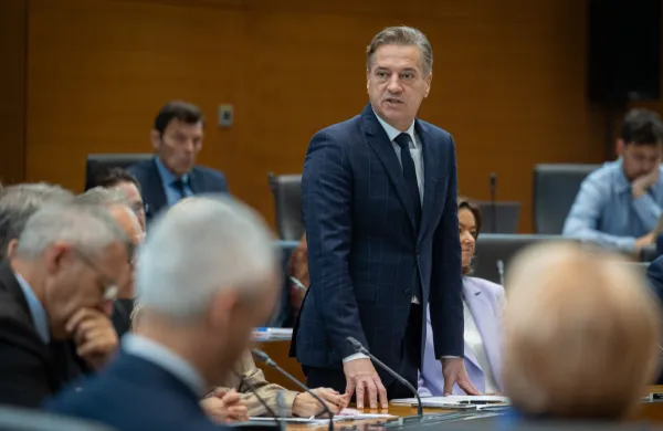 Ljubljana, DZ.Nadaljevanje redne seje DZ, na kateri je predsednik vlade Robert Golob odgovarjal na poslanska vprasanja.