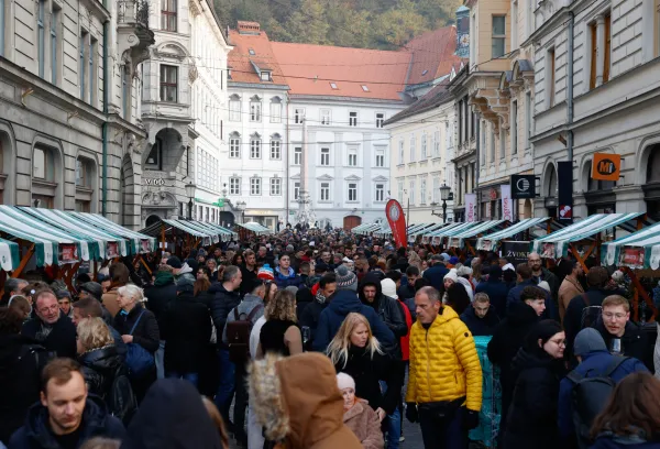 Slovenija, Ljubljana, 09.11.2024, 09. November 2024Ljubljanska vinska pot, dogodek, družba, šampanjec, vino, sir, meso, hrana, ljudje, portret, martinovanje,Foto: Nik Rovan/F.A.Bobo