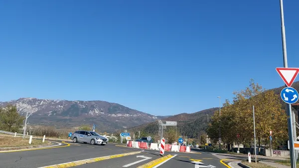 V Vipavi postavili začasno krožišče, stalnega proti Mančam še načrtujejo