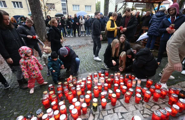 Pred lokalom Patriot so prižgali na stotine sveč.