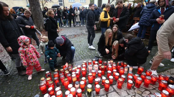 Pred lokalom Patriot so prižgali na stotine sveč.