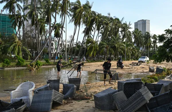 Ljudje čistijo ruševine na obalnem območju Quy Nhon v provinci Gia Lai v osrednjem Vietnamu.