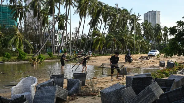 Ljudje čistijo ruševine na obalnem območju Quy Nhon v provinci Gia Lai v osrednjem Vietnamu.