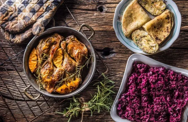 Račja bedra in krompirjeve palačinke za spremembo, rdeče zelje za tradicijo.