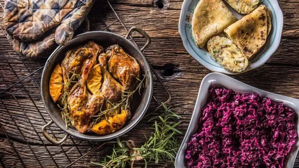 Račja bedra in krompirjeve palačinke za spremembo, rdeče zelje za tradicijo.