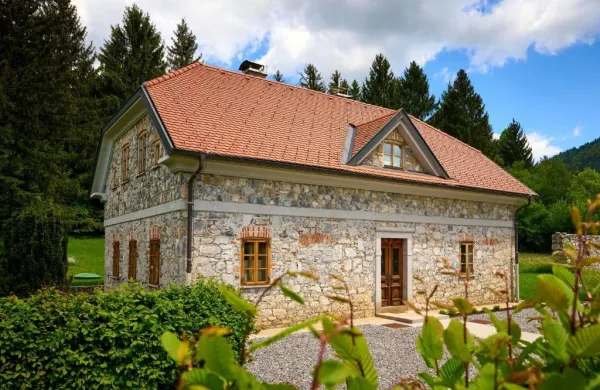 Bajersko vilo predstavljajo kot "staro kmečko hi&scaron;o". 