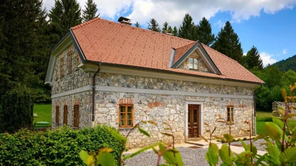 Bajersko vilo predstavljajo kot "staro kmečko hi&scaron;o". 