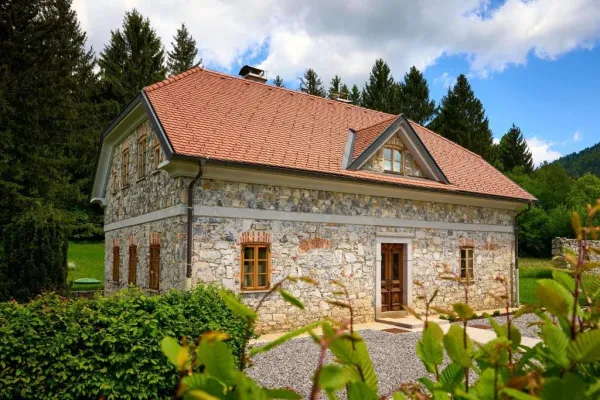 Bajersko vilo predstavljajo kot "staro kmečko hi&scaron;o". 