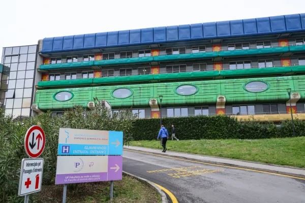 Nova pravila in vi&scaron;ji stro&scaron;ki izolski bolni&scaron;nici povzročili izgubo