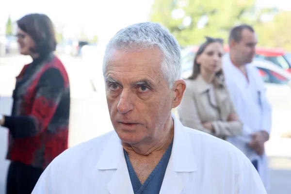 Nova pravila in vi&scaron;ji stro&scaron;ki izolski bolni&scaron;nici povzročili izgubo