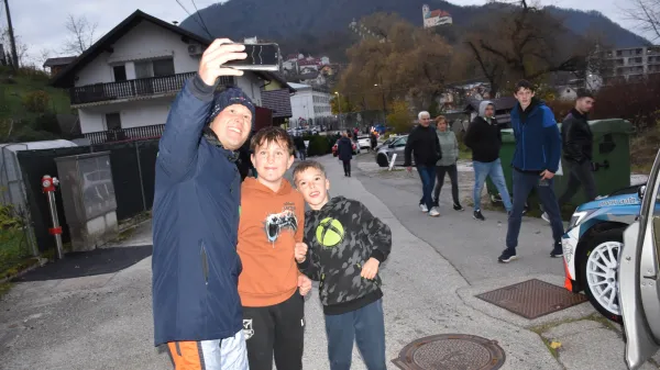Državni prvak reli Rok Turk in selfi za otroke