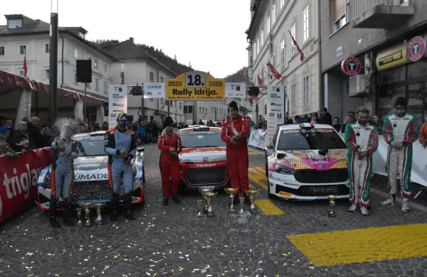  Reli Idrija levo druga Blanka Kacin in Rok Turk v sredini Tara Berlot in Marko Grossi zmaga desno tretji Lorenzo Lenzi in Federico Grilli.