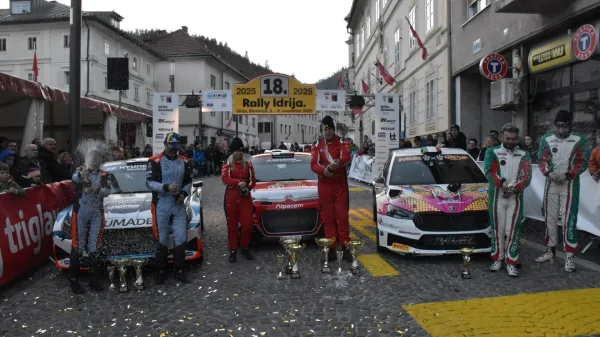  Reli Idrija levo druga Blanka Kacin in Rok Turk v sredini Tara Berlot in Marko Grossi zmaga desno tretji Lorenzo Lenzi in Federico Grilli.