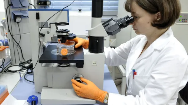 ﻿Ljubljana, Center za matične celice. Predstavitev Centra za Maticne celice (CMC), na kateri so predstavili kljucne razvojne in poslovne izzive na dejavnosti CMC. Pregledovanje maticnih celic na mikroskopu. Laboratorij Foto: Tamino Petelinsek/STA