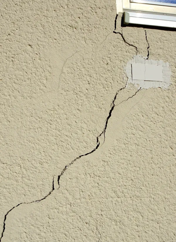 Počena opazovalna plomba na razpoki kaže na aktivno posedanje temelja