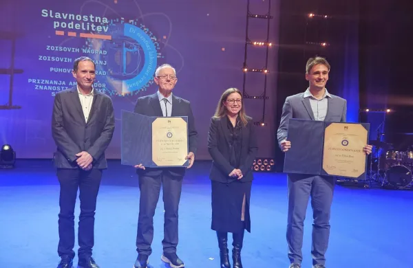 Od leve: prof. dr. &Scaron;tefko Miklavič, prorektor za znanstveno-raziskovalno in razvojno delo, prof. dr. Tomaž Pisanski, rektorica UP prof. dr. Klavdija Kutnar, prof. dr. Urban Bren