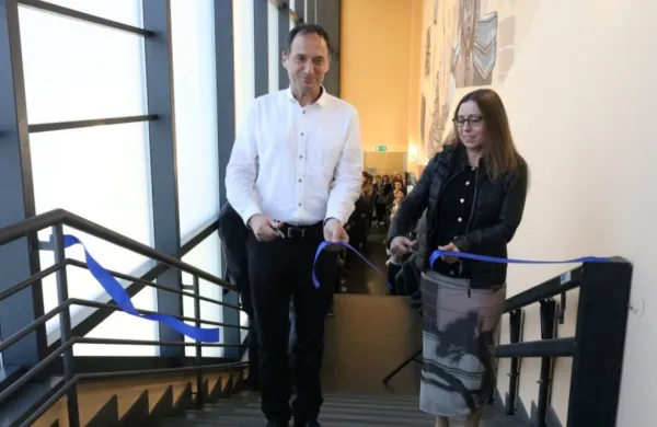 Od leve: prof. dr. &Scaron;tefko Miklavič, prorektor za znanstveno-raziskovalno in razvojno delo in rektorica UP prof. dr. Klavdija Kutnar